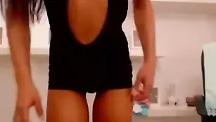 Стройная брюнетка позирует в эротичном наряде