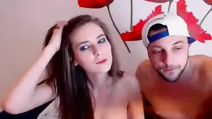 Чудесная цыпочка отсасывает член