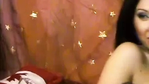 Кокетливая стерва Amia развлекается с фаллосом