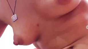 Блаженная самка sayohh трахает киску дезиком