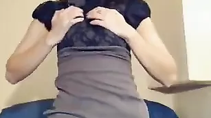 Стройная малышка natysik эротично раздевается