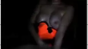 Озорная девочка развлекается с секс игрушкой