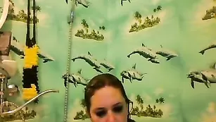 Озорная бестия развлекается голая в ванной