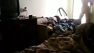 Озорная бестия развлекается голая в ванной