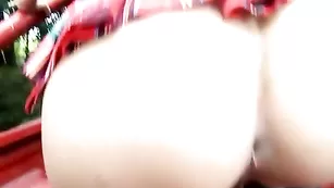 Шальная курва vetta дрочит пизду на улице