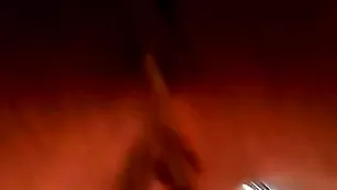 Шальная курва vetta дрочит пизду на улице