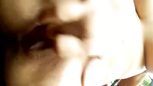 Шальная курва vetta дрочит пизду на улице