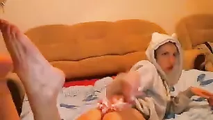 Похотливая малышка Adelina18 ласкает бритые дырочки