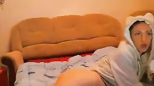 Похотливая малышка Adelina18 ласкает бритые дырочки