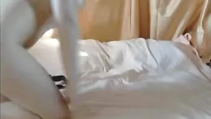 Симпатичная крошка zhazi ласкает клитор