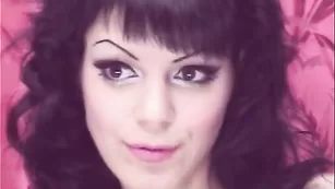 Сексапильная брюнетка мастурбирует письку