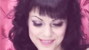 Сексапильная брюнетка мастурбирует письку