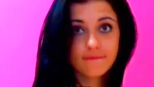 Страстная крошка sexybomba разрабатывает анус