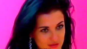 Страстная крошка sexybomba разрабатывает анус