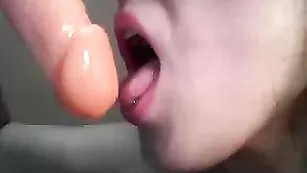 Шикарная цыпочка Catsuit отсасывает дилдо