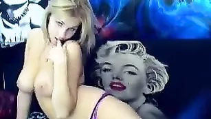 Пышногрудая куколка lollie позирует в трусиках