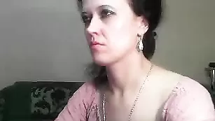 Шальная девка Catsuit мастурбирует дырочки