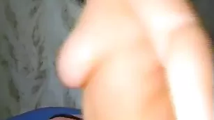 Пышная брюнеточка ласкает свои прелести