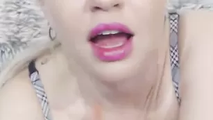 Сисястая блонда LyalyaXX трахнулась фаллосом