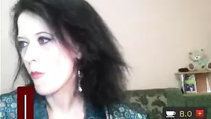 Смазливая блудница танцует стриптиз