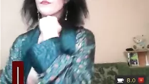 Смазливая блудница танцует стриптиз
