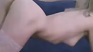 Тощая шлюшка MadameHollywood мастурбирует писечку