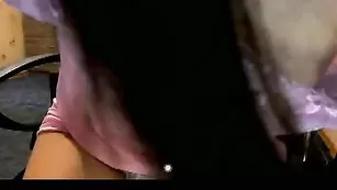 Шикарная сучка kaprisya ласкает пизду во фри