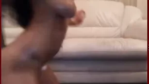 Аппетитная телка PrincessDiva натирает тело сливками