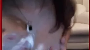 Аппетитная телка PrincessDiva натирает тело сливками