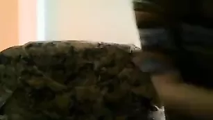 Милая модель nelli курит и показывает сиськи
