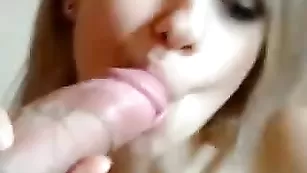 Красивая шмара отсасывает хуй