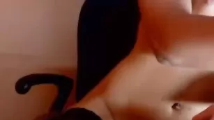 Сексапильная шлюшка SweetBritany дрючит сочные дырочки