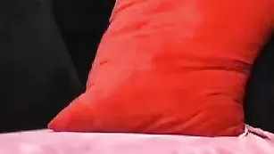 Потрясаная Soffiya трахает анал