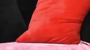 Потрясаная Soffiya трахает анал