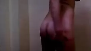 Сисястая девочка позирует голая Octaviya