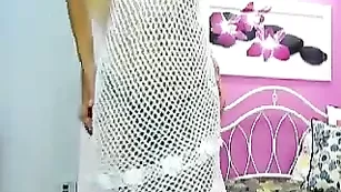 Блаженная Sarah000 трахает киску и стонет