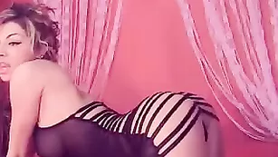 Сисястая куколка Kaye мастурбирует писечку