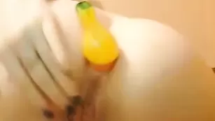 Рыжая чикса RedFoxxx трахает очко фаллосом