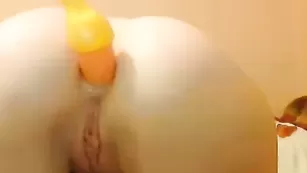 Рыжая чикса RedFoxxx трахает очко фаллосом