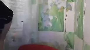 Грудастая кокетка эротично обнажается elenaxxx