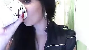 Грудастая кокетка эротично обнажается elenaxxx