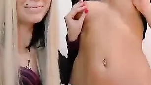 Стройные подружки Chikabomb показывают сисечки