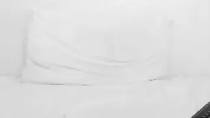 Рыжеволосая самка Chikabomb трахает сочные отверстия