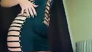 Прелестная модель AlanaBi позирует в платье