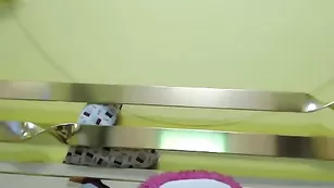 Похотливая блондинка нежно мастурбирует пизду