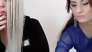 Лесбиянки лижут половые губки Chikabomb