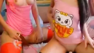 Лесбиянки в чулках hotcat трахают пизду страпоном