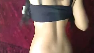 Черноволосая kissbella дразнит огромной жопой