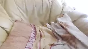 Ненасытная шлюха трахает оба отверстия