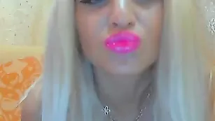 Грудастая барышня красит нежные губки